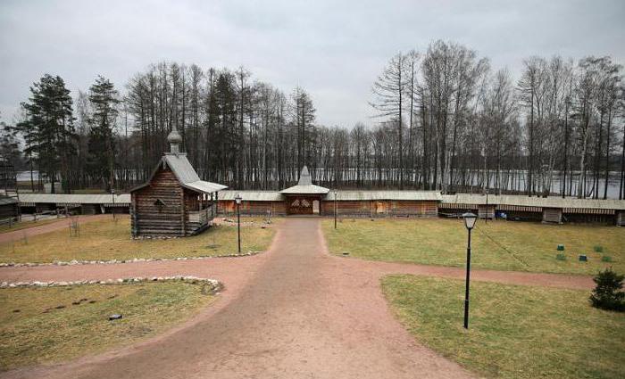 Nevsky miško parkas: Pokrovskos bažnyčia - senovės rusų medinės architektūros foneika