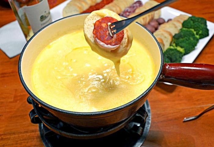 Lydymosi malonumas: sūrio fondue ir fondiu šokoladas. Virimo receptas