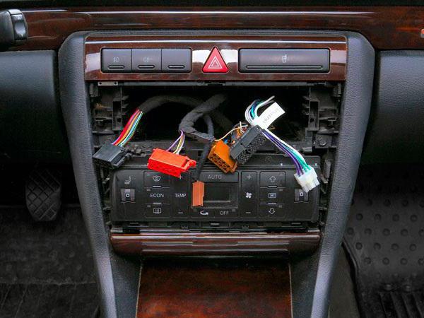 Automobilių radijas su ištraukiama ekranu ir navigacija: montavimas, nuotrauka